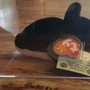 AUTHENTIC Beanie baby Splash the Whale. Mint condition. Comes with acrylic case